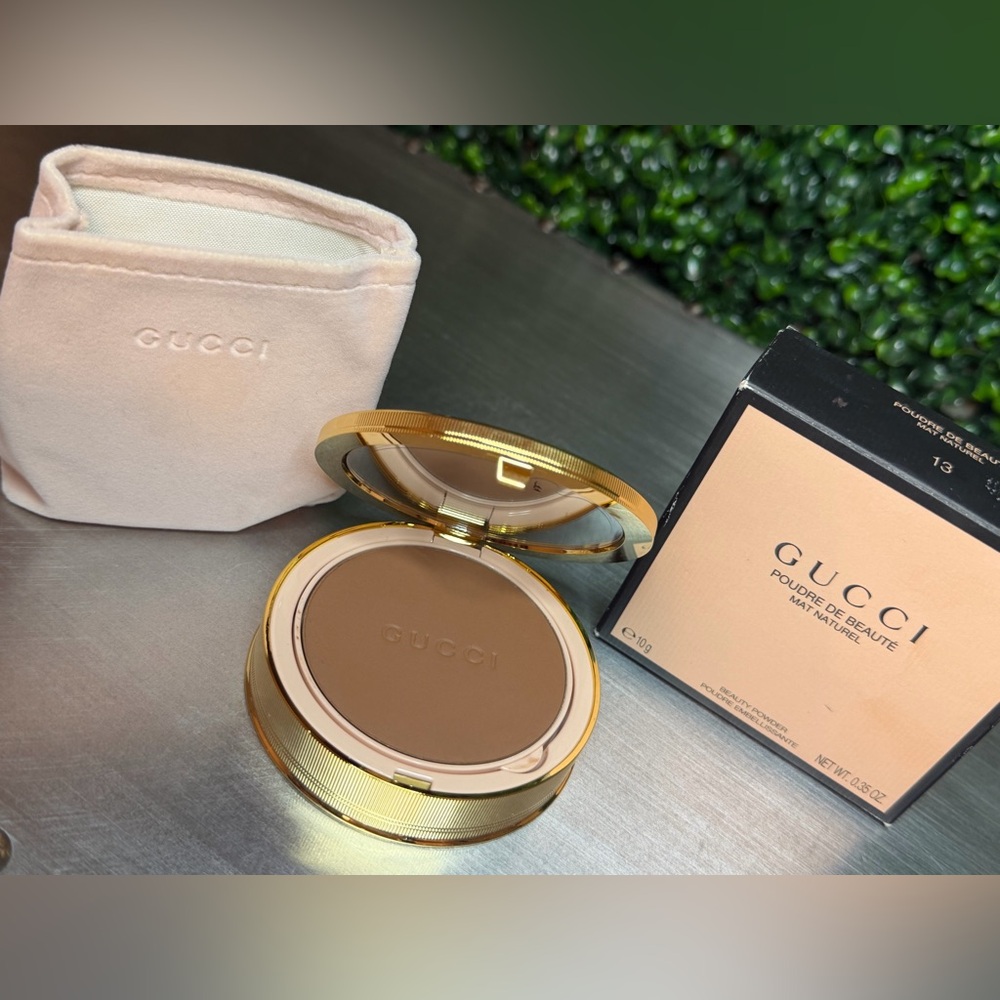 13-Gucci POUDRE DE BEAUTÉ 
MAT NATUREL- shade 13 Powder/ Bronzer